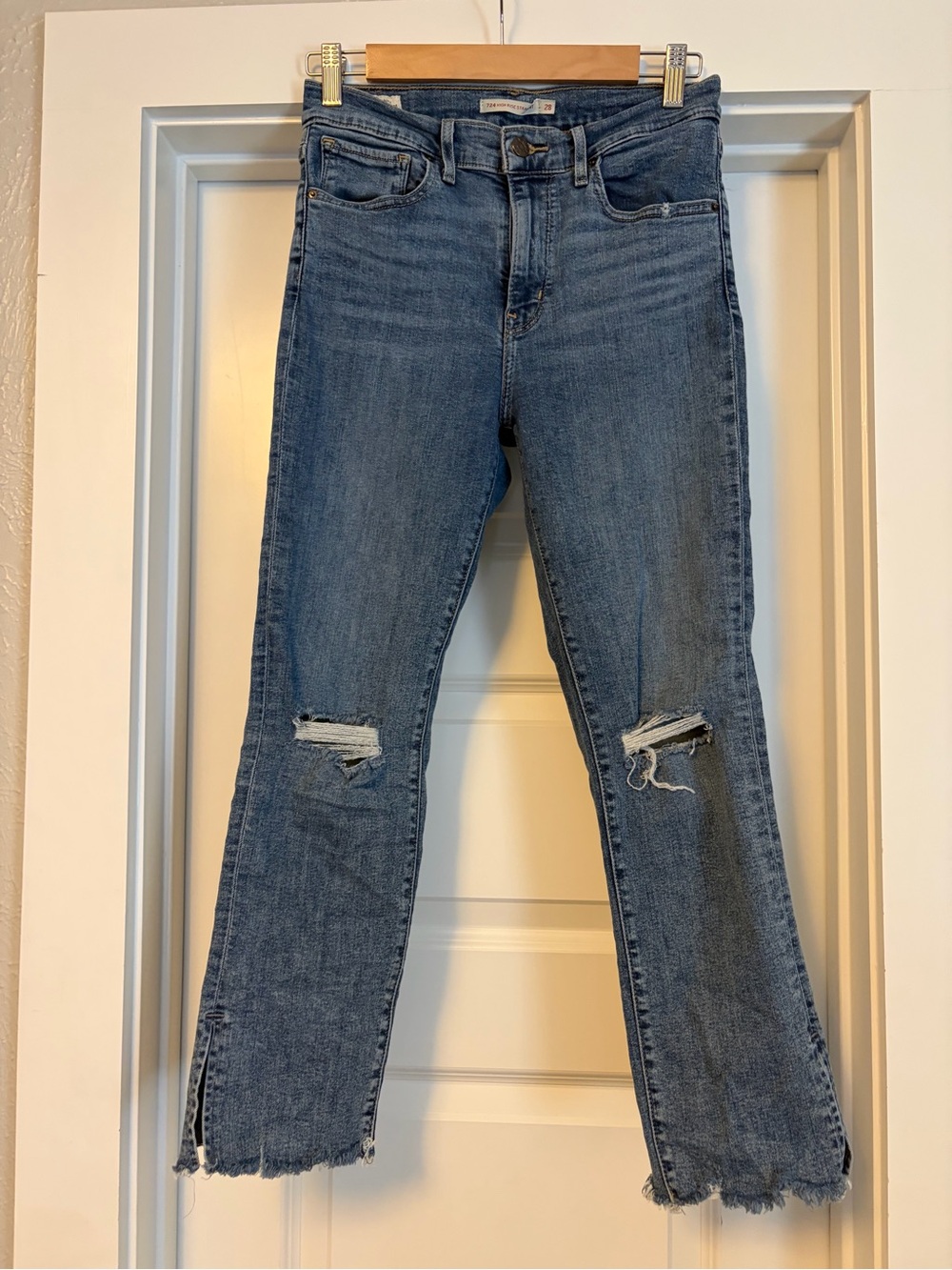 Levi's Women's Blue Distressed Ankle Crop Jeans 724 High rise straight